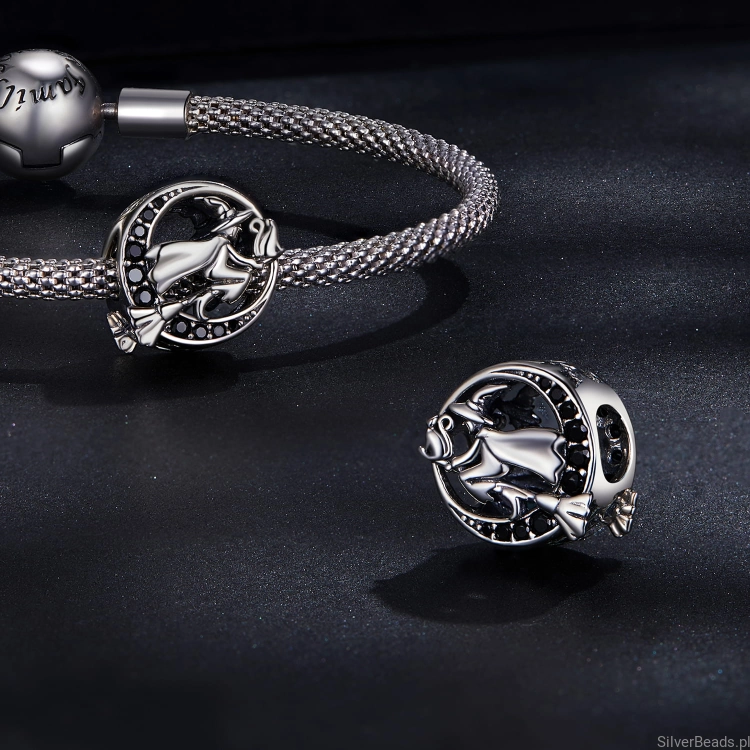 Charms czarownica z kotem lecąca na miotle G437.jpg