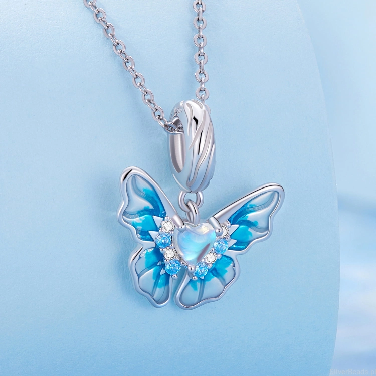 Srebrny błękitny motyl charms zawieszka na łańcuszku naszyjnika G477 .jpg