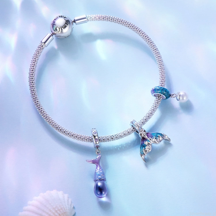 Srebrna bransoletka modułowa charms i oceaniczna kolekcja charmsów związana z syrenami.