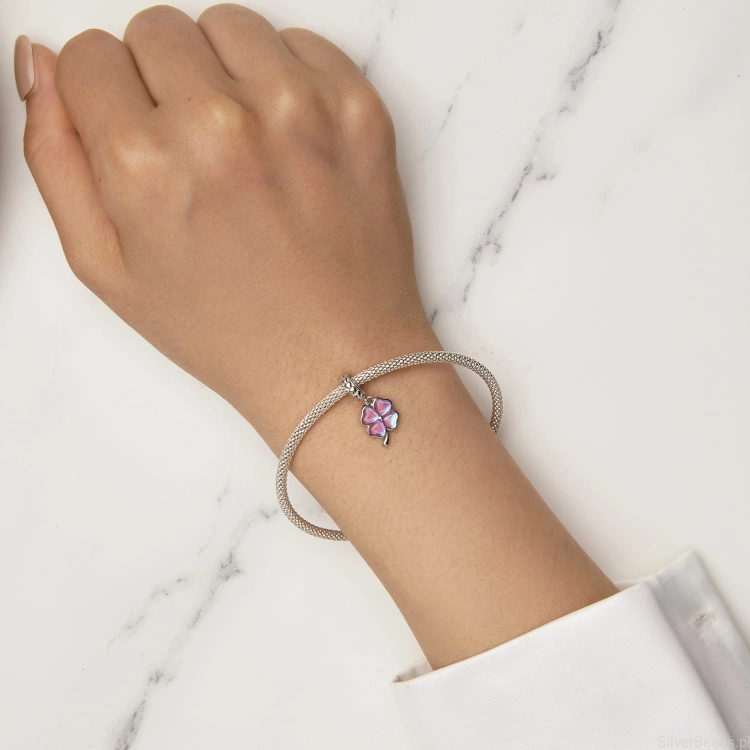 Charms ze srebra próby 925 Czterolistna koniczynka ozdobiona opalizującymi kryształkami