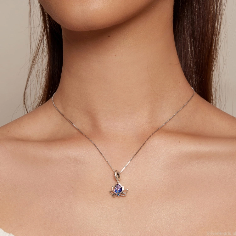 Charms ze srebra próby 925 Kwiat lotosu z dużym niebiesko-różowym kryształem