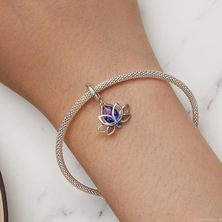 Uniwersalny srebrny charms Kwiat lotosu pasujący do bransoletek modułowych Pandora, SilverBeads, Apart, Yes, Kuru i innych