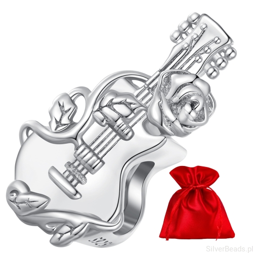 Satynowy woreczek gratis do zamówienia koralika charms  - Gitara opleciona gałązką róży z kwiatem