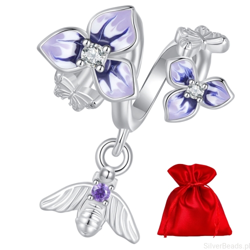 Satynowy woreczek gratis do zamówienia koralika charms Fioletowe kwiaty orchidei i pszczoła ozdobione kryształkami.