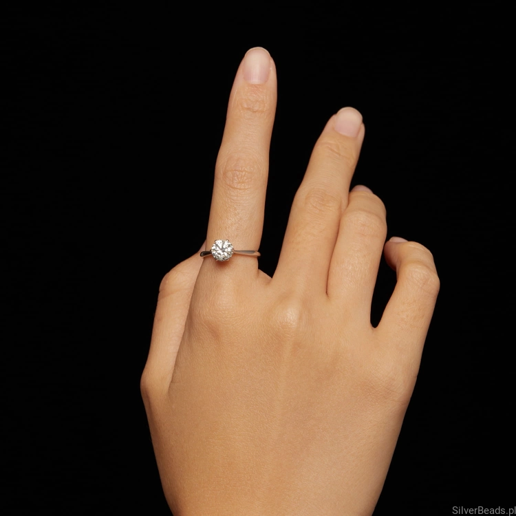 Srebrny pierścionek na rocznice dla żony z Moissanitem