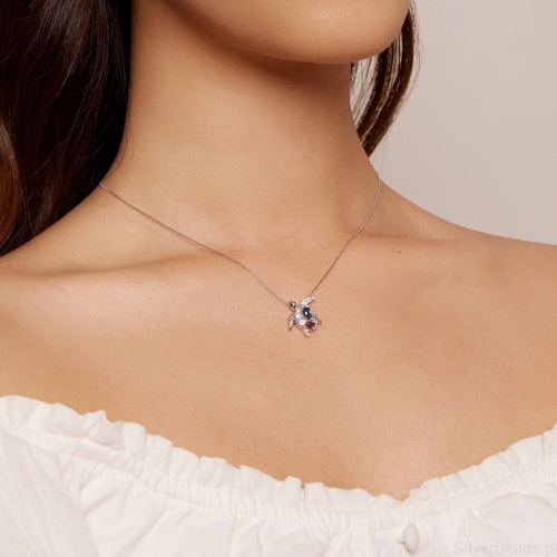 Elegancki morki naszyjnik Żółw morski ze skorupą z kolorowych kryształów