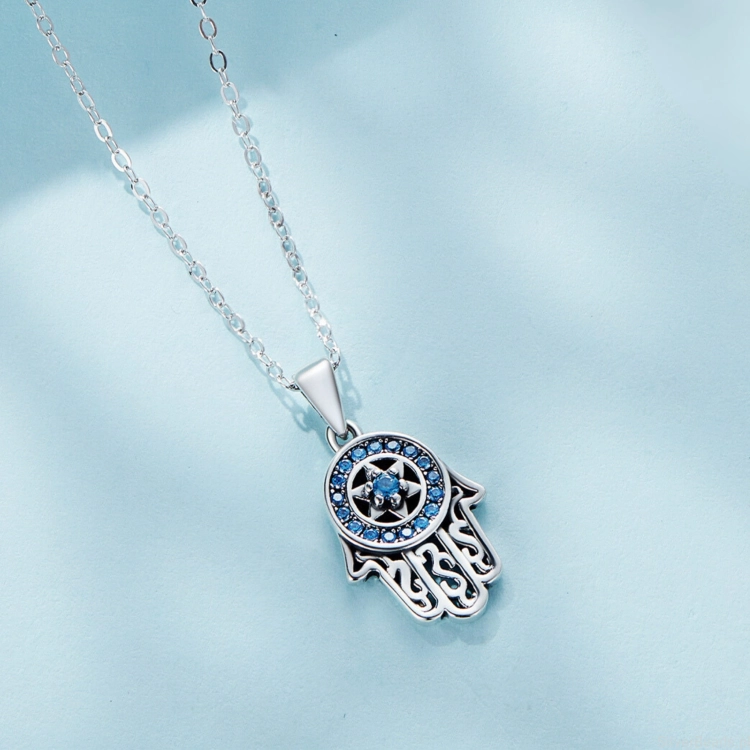 Srebrny Amulet ręka Fatimy ozdobiona kryształkami