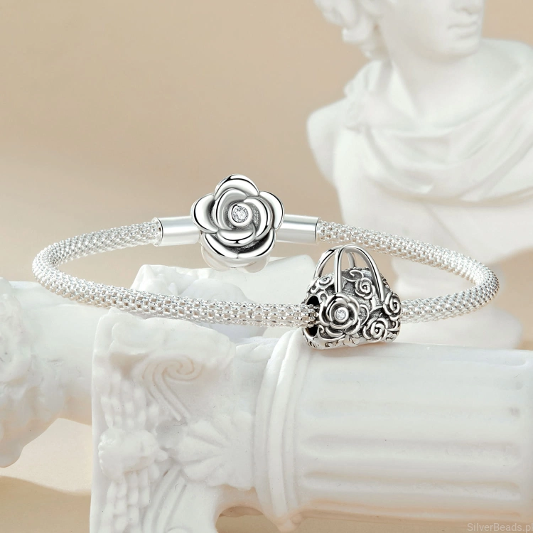 Srebrna modułowa bransoletka typu Pandora i charms vintage torebka ozdobiona kwiatami róż