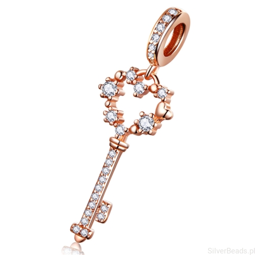 Srebrna zawieszka charms Pozłacany klucz z sercem ozdobiony kryształkami