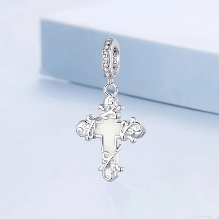 Srebrna zawieszka charms  Krzyż świecący w ciemności