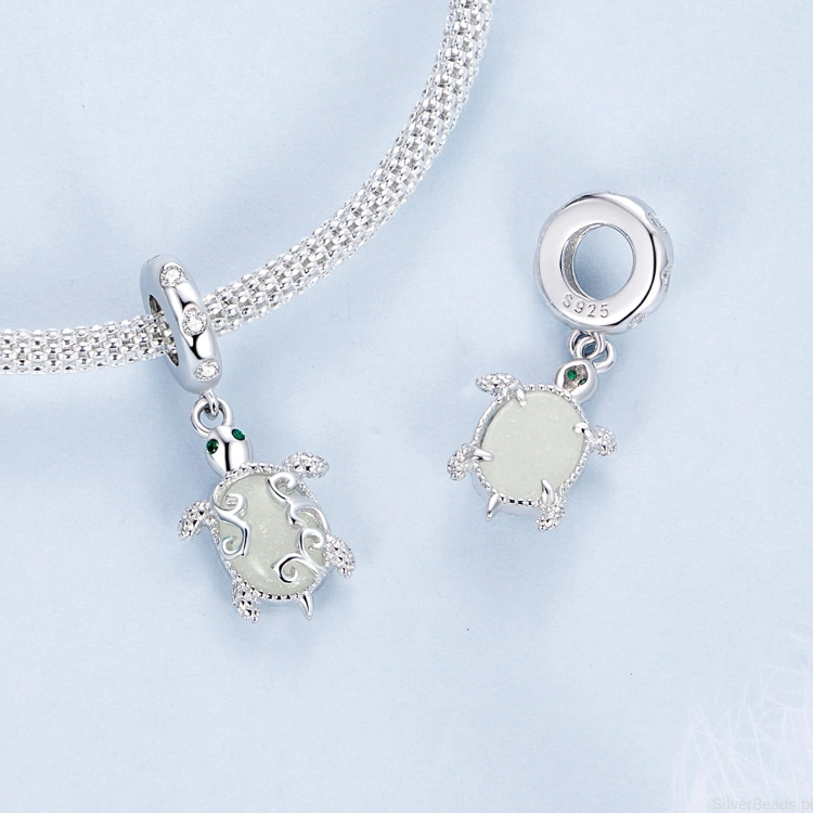 charms zawieszka ze srebra Żółwik świecący w ciemności