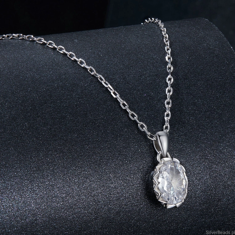 srebrny naszyjnik z eleganckim moissanitem