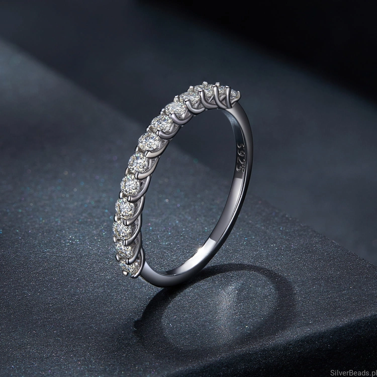 elegancki srebrny pierścionek z moissanitem 0,03 ct rozmiar