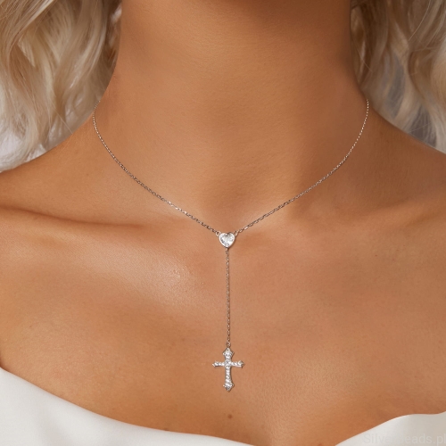 religijny srebrny naszyjnik z krzyżykiem i sercem