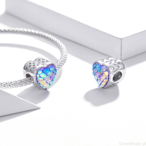 Charms ze srebra próby 925 Opalizujące serce z łusek