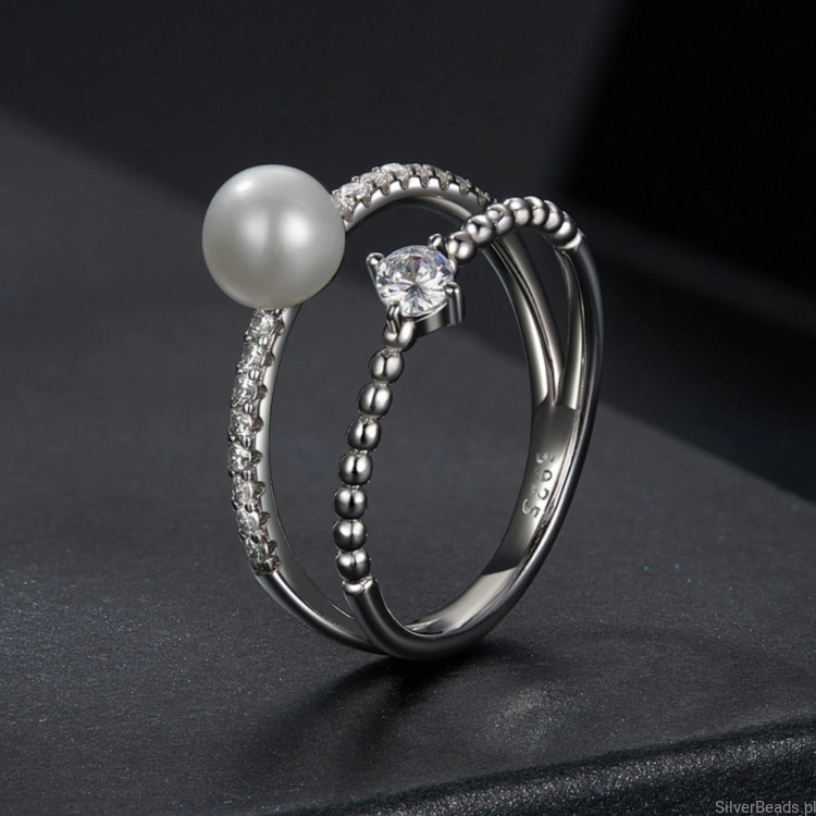 elegancki sebrny pierścionek z Moissanitem 0,1 ct i perłą seashell