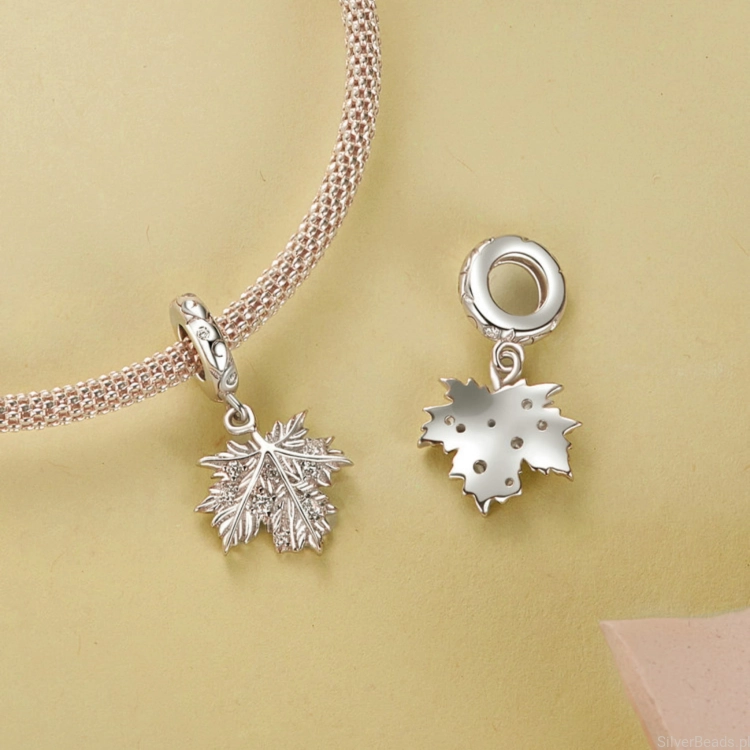 Charms ze srebra próby 925 Liść klonu z kryształkami