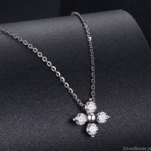 elegancki naszyjnik z czterolistną koniczynką z Moissanitami 0,1 ct