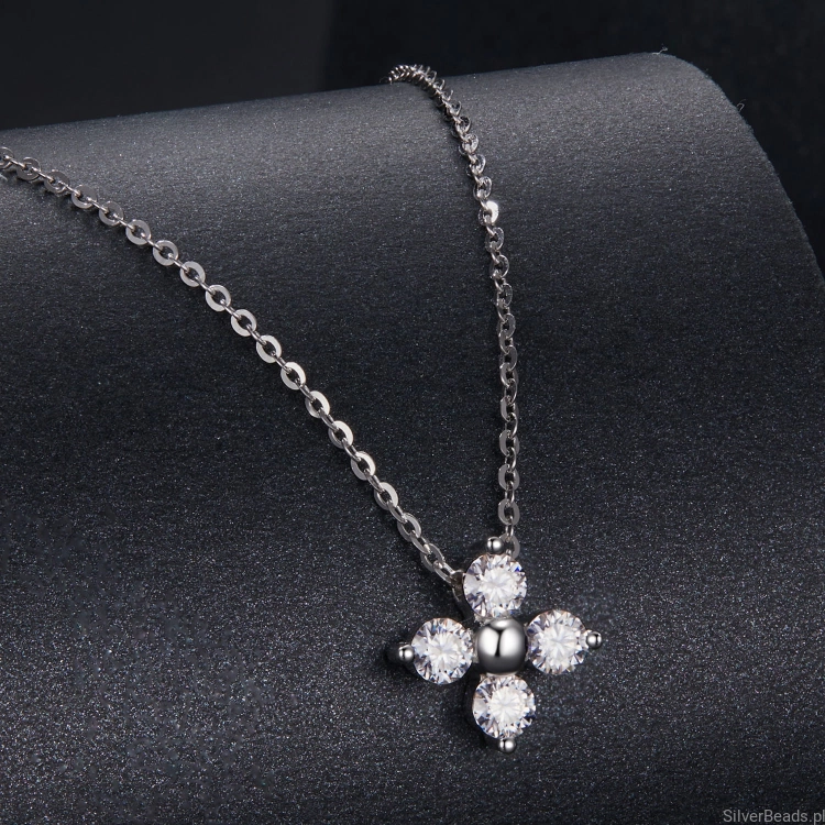 elegancki naszyjnik z czterolistną koniczynką z Moissanitami 0,1 ct