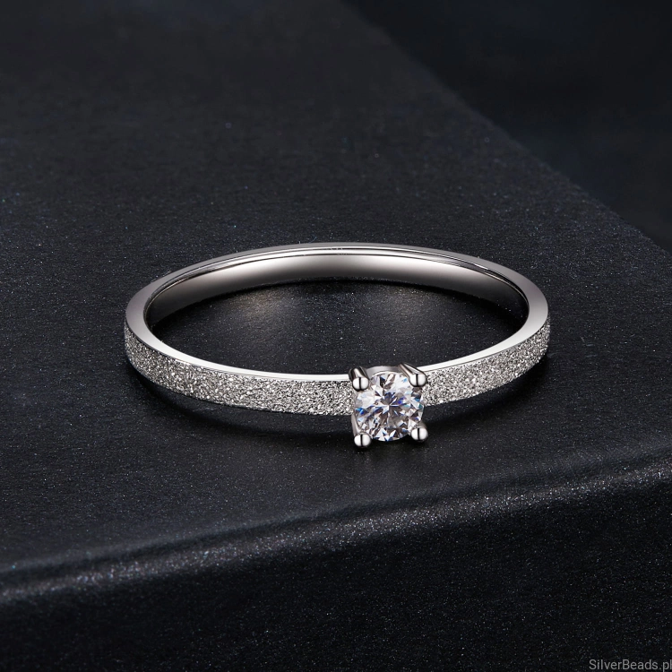 delikatny pierścionek  z Moissanitem 0,1 ct i brokatem