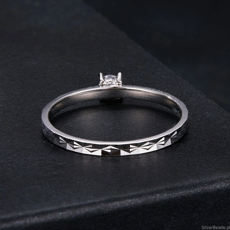 delikatny pierścionek  z Moissanitem 0,1 ct