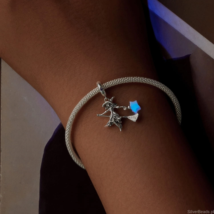 Srebrna zawieszka charms Czarownica na miotle