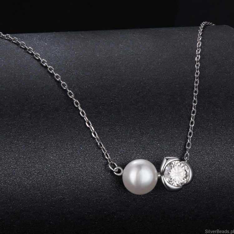 srebrny naszyjnik perła i różyczka z Moissanitem 0,5 ct