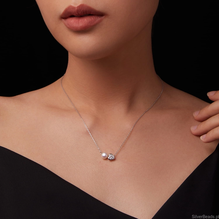 srebrny naszyjnik na prezent perła i różyczka z Moissanitem 0,5 ct
