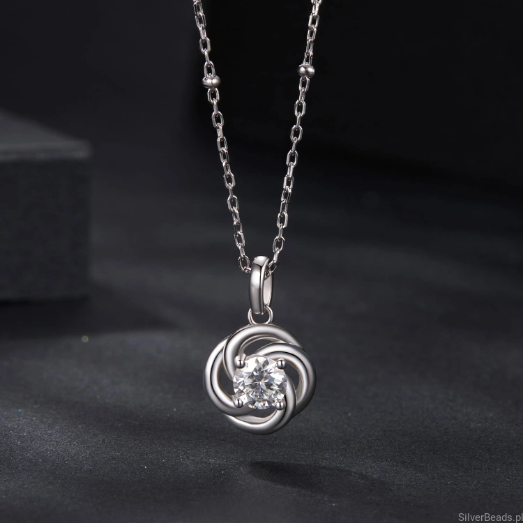 naszyjnik ze srebra z rregulacją długości koniczynka z Moissanitem 0,5 ct