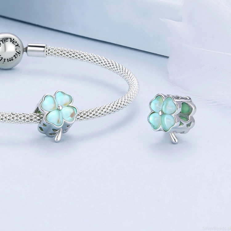 Charms ze srebra próby 925 Opalizująca czterolistna koniczynka
