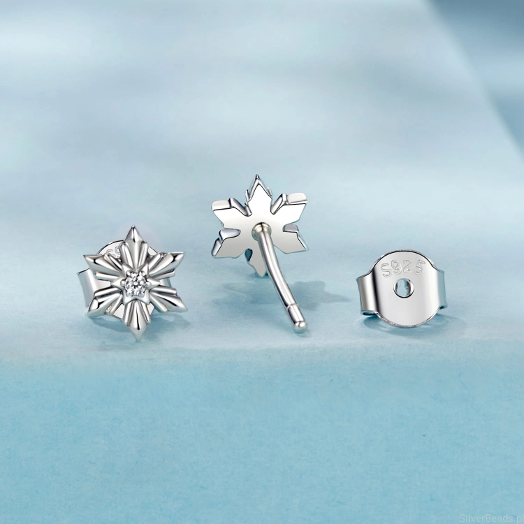 srebrne kolczyki śnieżynki z kryształkami na prezent pod choinkę