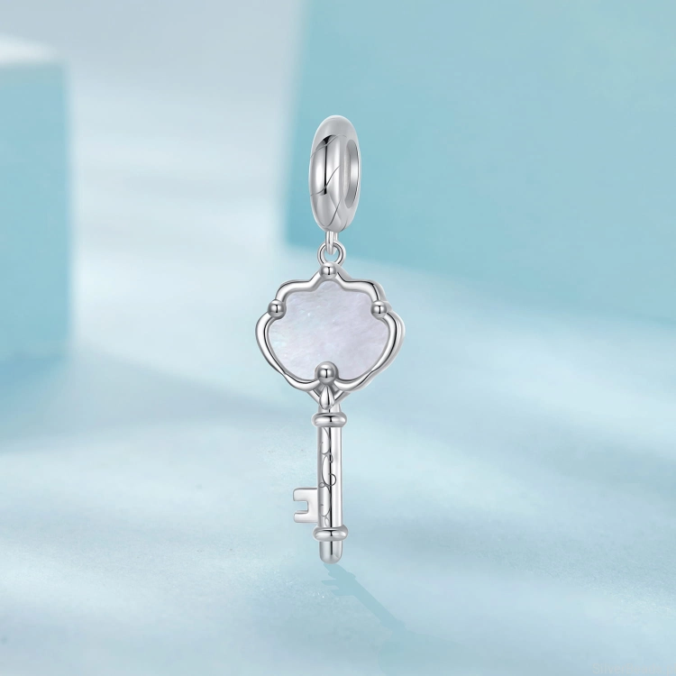 Charms ze srebra próby 925  kluczyk z masą perłową