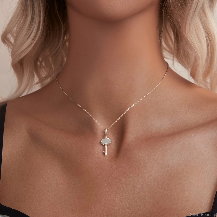 Srebrna zawieszka charms  kluczyk z masą perłową