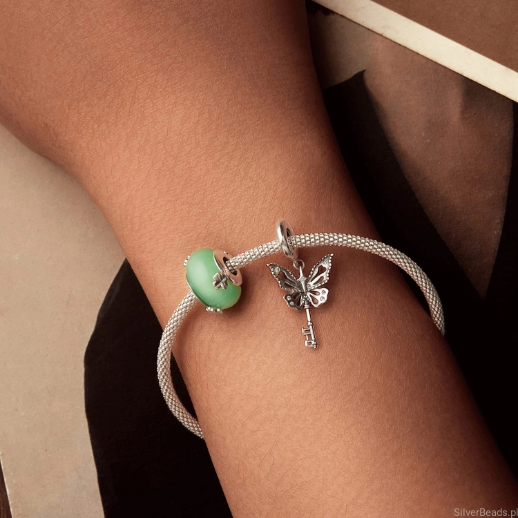 zestaw srebnych charmsów z koniczynkami i motylkami.jpg
