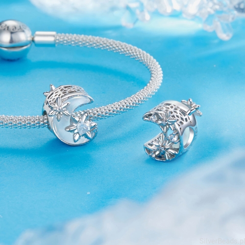 Charms ze srebra próby 925 opalizujący księżyc ze śnieżynkami