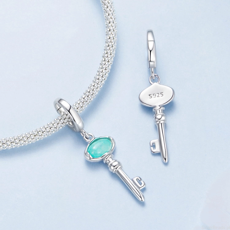 srebrny charms do bransoletki modułowej niebieski kluczyk