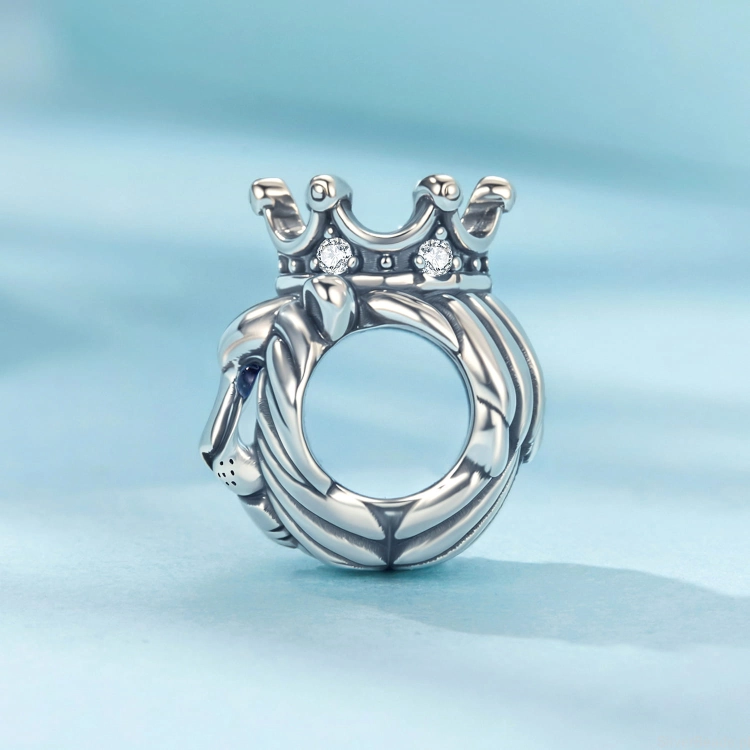 Charms ze srebra próby 925 lew z koroną