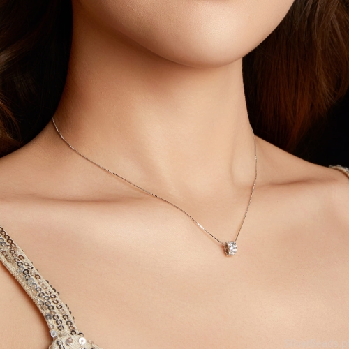 elegancki naszyjnik ze srebra z Moissanitów 0,03 ct