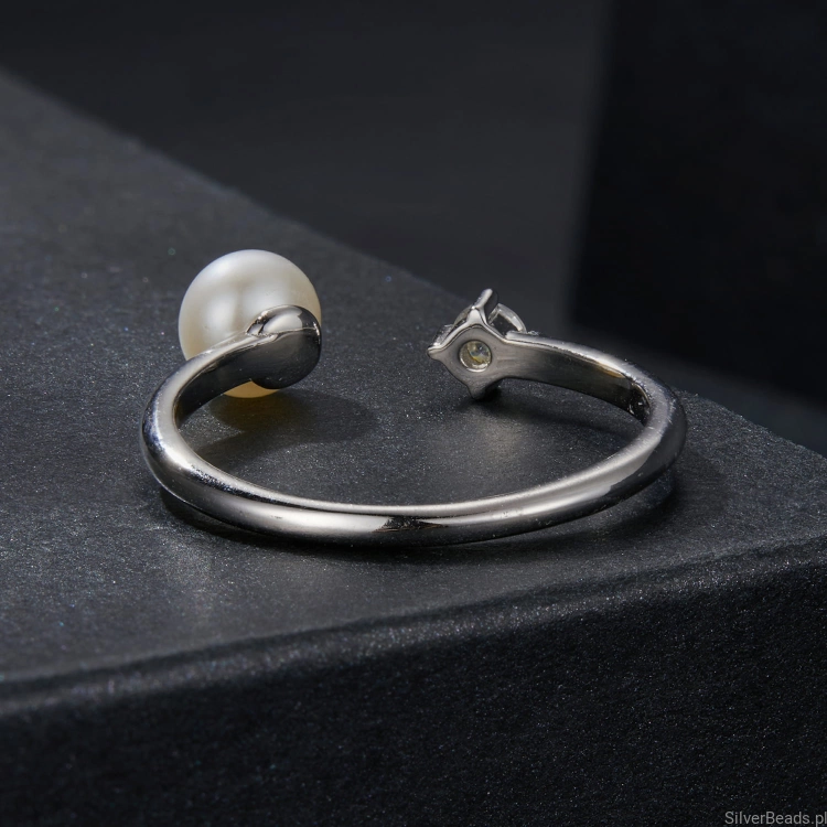 srebrny regulowany pierścionek z Moissanitem 0,1 ct i perłą