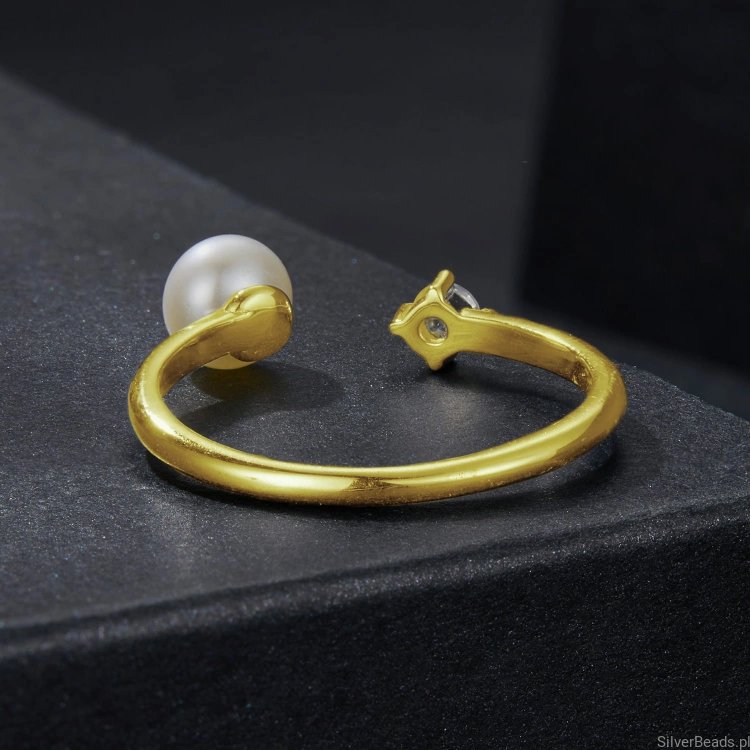 minimalistyczny pierścionek otwarty pozłacany regulowany z Moissanitem 0,1 ct i perłą