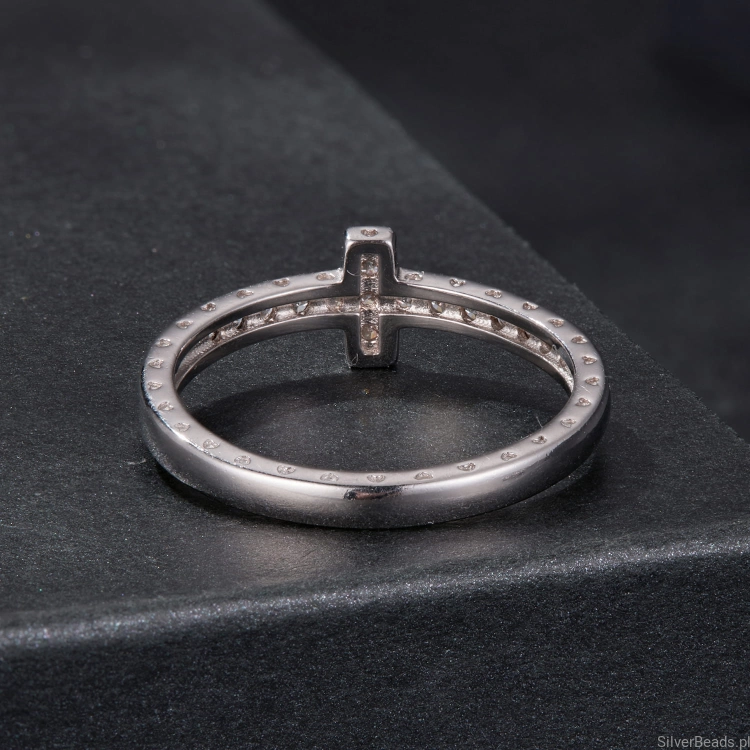 delikatny pierścionek z krzyżem z Moissanitów