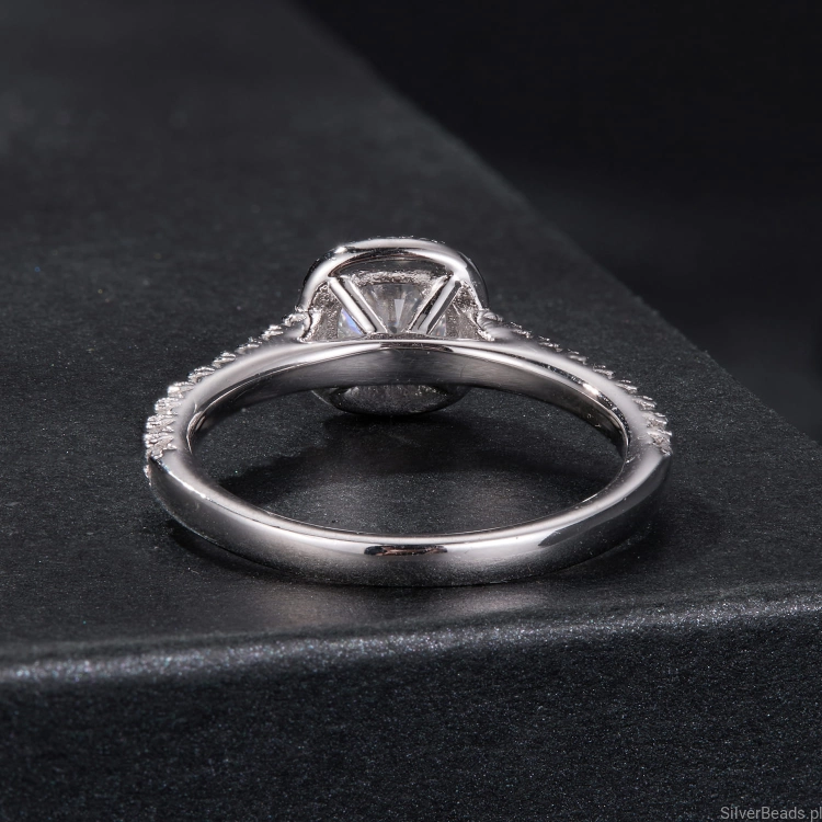 srebrny pierścionek z najwyższej próby srebra z Moissanitem 0,5 ct otoczonym kryształami