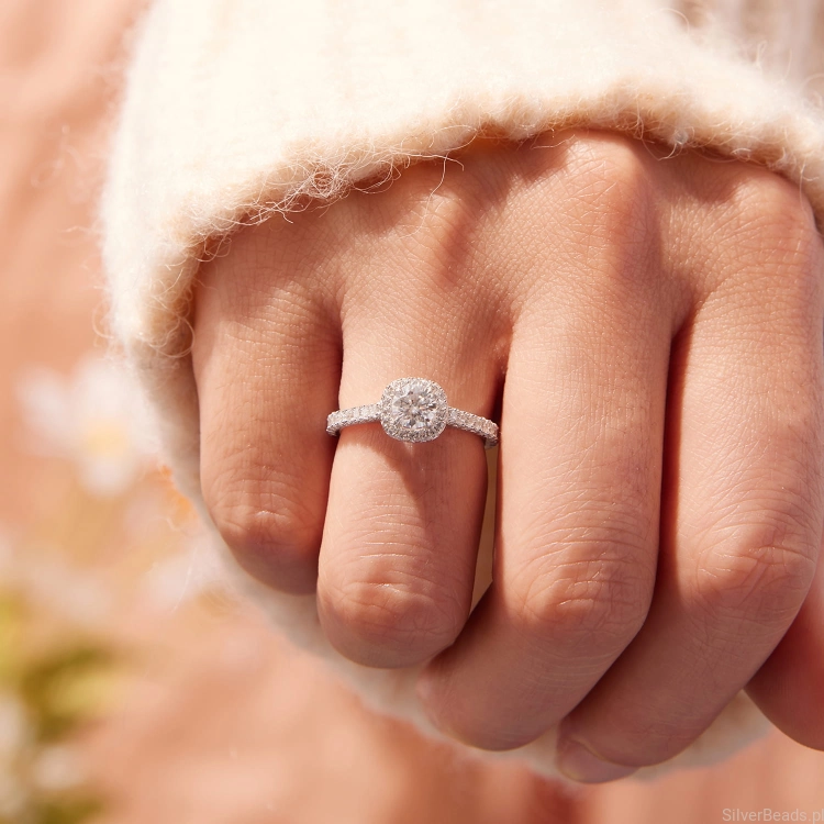 srebrny pierścionek na prezent z Moissanitem 0,5 ct otoczonym kryształami