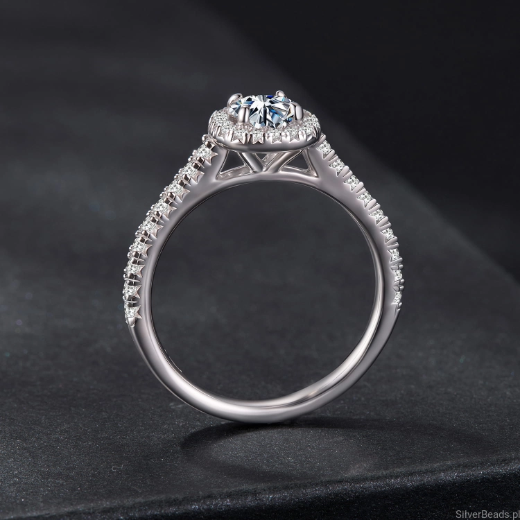 pierścionek ze srebra dla kobiety z Moissanitem 0,5 ct otoczonym kryształami