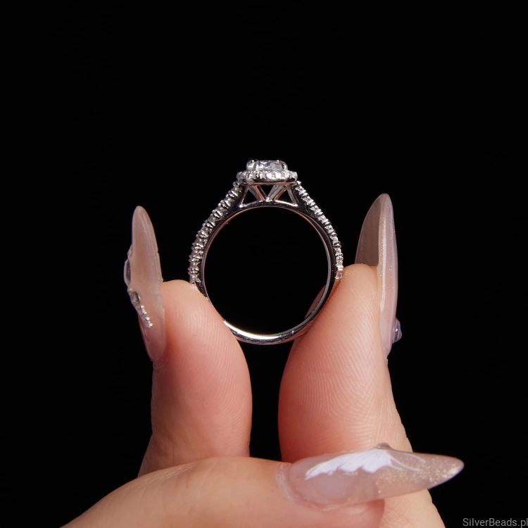 elegancki pierścionek ze srebra z Moissanitem 0,5 ct otoczonym kryształami