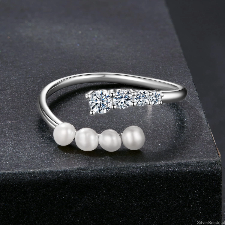 srebrny pierścionek z Moissanitem 0,1 ct i perłami