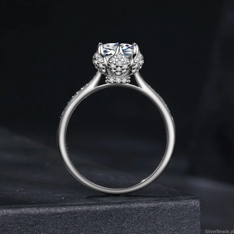 elegancki pierścionek ze srebra z Moissanitem 1,0 ct otoczonym kryształami