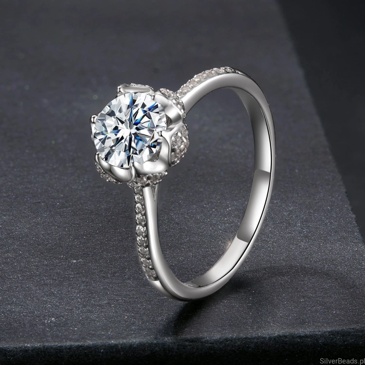 pierścionek ze srebra 925 z Moissanitem 1,0 ct otoczonym kryształami