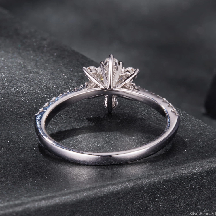 pierścionek ze srebra dla kobiety płatek śniegu z Moissanitem 0,5 ct