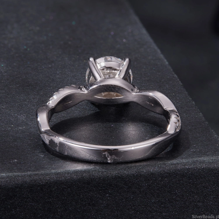 srebrny pierścionek z najwyższej próby srebra z Moissanitem 1,0 ct otoczonym kryształami